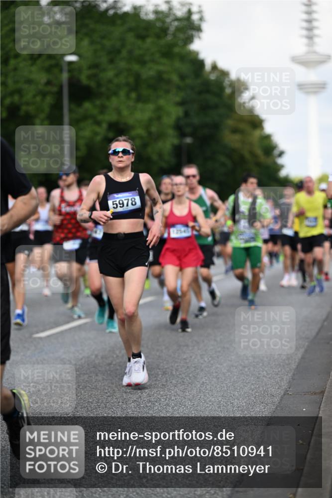 29.06.2025 - hella hamburg halbmarathon Dr. Thomas Lammeyer http://msf.ph/oto/8510941 29.06.2025 10:00:16 Kennedybrücke 1061, 1120, 1499, 1502, 1628, 1877, 2013, 2083, 2953, 2996, 3256, 4065, 4077, 4377, 4404, 4635, 4711, 5482, 5600, 5607, 5978, 6286, 6511, 6512, 7178, 7383, 7475, 7583, 7943, 8261, 8335, 8921, 9537, 9597, 9638, 9695, 9793, 10508, 10891, 11124, 11231 meine-sportfotos.de