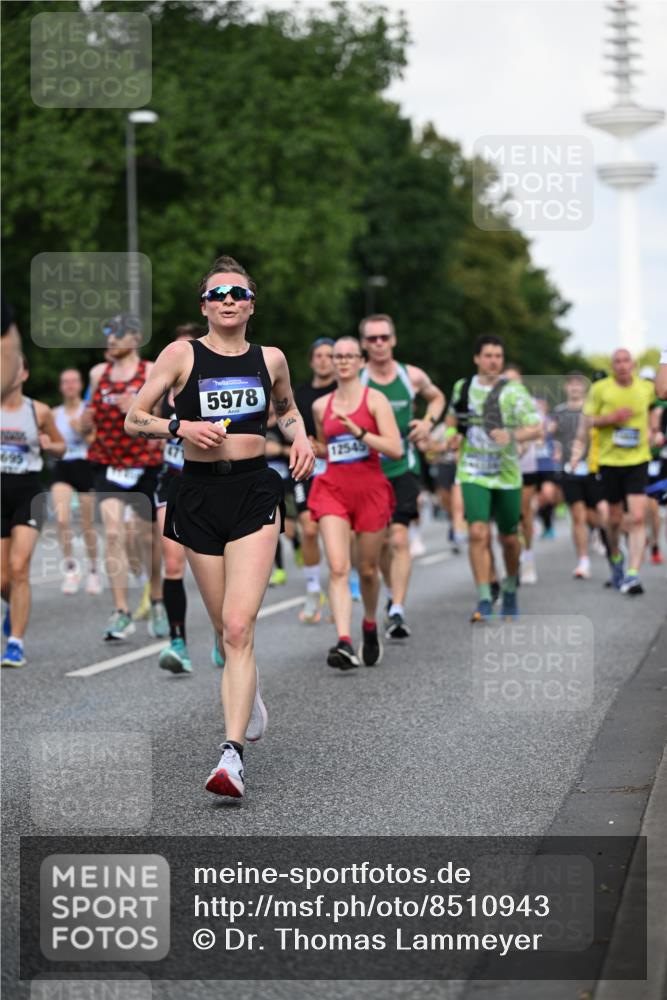 29.06.2025 - hella hamburg halbmarathon Dr. Thomas Lammeyer http://msf.ph/oto/8510943 29.06.2025 10:00:16 Kennedybrücke 1061, 1120, 1499, 1502, 1628, 1877, 2013, 2083, 2953, 2996, 3256, 4065, 4077, 4377, 4404, 4635, 4711, 5482, 5600, 5607, 5978, 6286, 6511, 6512, 7178, 7383, 7475, 7583, 7943, 8261, 8335, 8921, 9537, 9597, 9638, 9695, 9793, 10508, 10891, 11124, 11231 meine-sportfotos.de