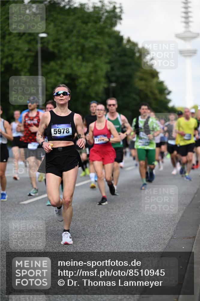 29.06.2025 - hella hamburg halbmarathon Dr. Thomas Lammeyer http://msf.ph/oto/8510945 29.06.2025 10:00:16 Kennedybrücke 1061, 1120, 1499, 1502, 1628, 1877, 2013, 2083, 2953, 2996, 3256, 4065, 4077, 4377, 4404, 4635, 4711, 5482, 5600, 5607, 5978, 6286, 6511, 6512, 7178, 7383, 7475, 7583, 7943, 8261, 8335, 8921, 9537, 9597, 9638, 9695, 9793, 10508, 10891, 11124, 11231 meine-sportfotos.de