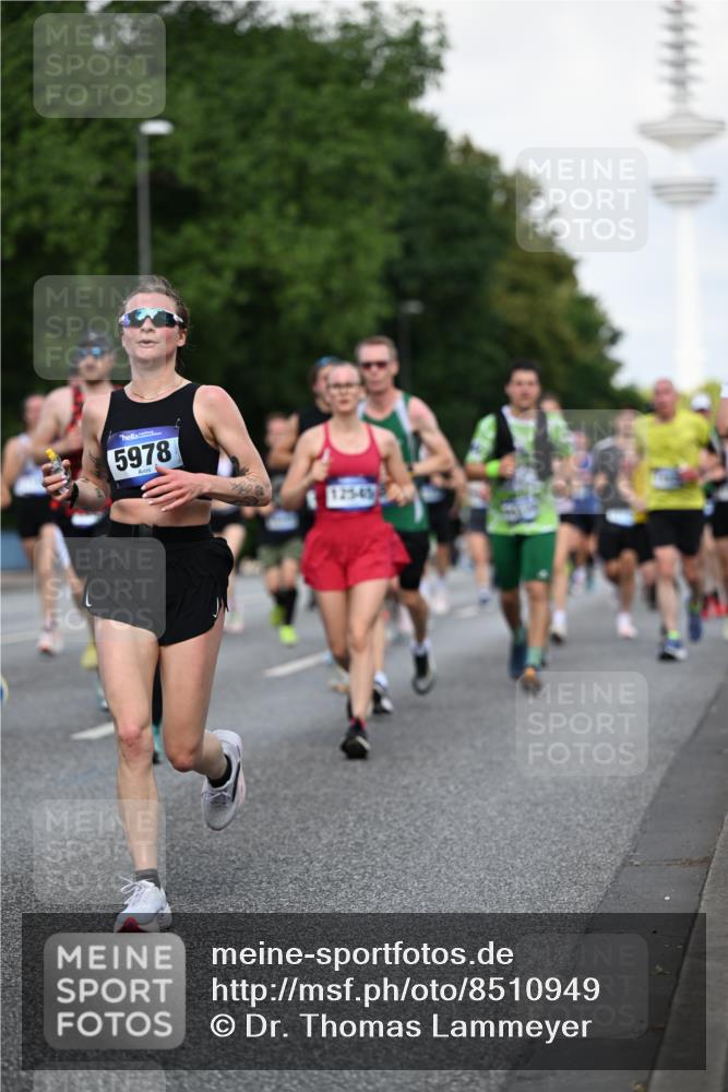 29.06.2025 - hella hamburg halbmarathon Dr. Thomas Lammeyer http://msf.ph/oto/8510949 29.06.2025 10:00:16 Kennedybrücke 1061, 1120, 1499, 1502, 1628, 1877, 2013, 2083, 2953, 2996, 3256, 4065, 4077, 4377, 4404, 4635, 4711, 5482, 5600, 5607, 5978, 6286, 6511, 6512, 7178, 7383, 7475, 7583, 7943, 8261, 8335, 8921, 9537, 9597, 9638, 9695, 9793, 10508, 10891, 11124, 11231 meine-sportfotos.de