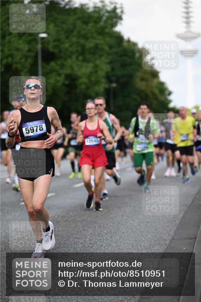 29.06.2025 - hella hamburg halbmarathon Dr. Thomas Lammeyer http://msf.ph/oto/8510951 29.06.2025 10:00:16 Kennedybrücke 1061, 1120, 1499, 1502, 1628, 1877, 2013, 2083, 2953, 2996, 3256, 4065, 4077, 4377, 4404, 4635, 4711, 5482, 5600, 5607, 5978, 6286, 6511, 6512, 7178, 7383, 7475, 7583, 7943, 8261, 8335, 8921, 9537, 9597, 9638, 9695, 9793, 10508, 10891, 11124, 11231 meine-sportfotos.de
