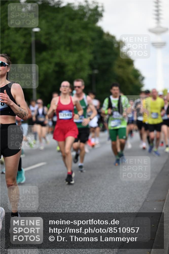 29.06.2025 - hella hamburg halbmarathon Dr. Thomas Lammeyer http://msf.ph/oto/8510957 29.06.2025 10:00:17 Kennedybrücke 1120, 1460, 1499, 1502, 1628, 1877, 2013, 2083, 2953, 2996, 3256, 3426, 4065, 4077, 4377, 4404, 4635, 4711, 5482, 5600, 5607, 5978, 6286, 6309, 6511, 6512, 6561, 7178, 7383, 7475, 7583, 7943, 8261, 8335, 8921, 9497, 9537, 9597, 9638, 9695, 9793, 10508, 10891, 11018, 11124, 11231 meine-sportfotos.de
