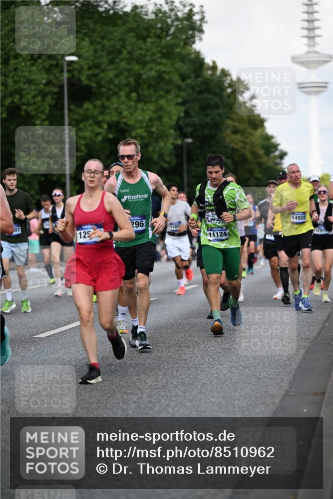 29.06.2025 - hella hamburg halbmarathon Dr. Thomas Lammeyer http://msf.ph/oto/8510962 29.06.2025 10:00:17 Kennedybrücke 1120, 1460, 1499, 1502, 1628, 1877, 2013, 2083, 2953, 2996, 3256, 3426, 4065, 4077, 4377, 4404, 4635, 4711, 5482, 5600, 5607, 5978, 6286, 6309, 6511, 6512, 6561, 7178, 7383, 7475, 7583, 7943, 8261, 8335, 8921, 9497, 9537, 9597, 9638, 9695, 9793, 10508, 10891, 11018, 11124, 11231 meine-sportfotos.de