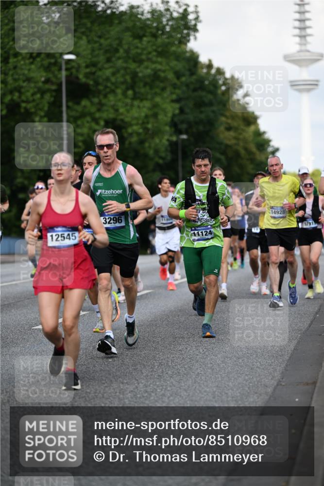 29.06.2025 - hella hamburg halbmarathon Dr. Thomas Lammeyer http://msf.ph/oto/8510968 29.06.2025 10:00:18 Kennedybrücke 1120, 1460, 1499, 1502, 1628, 1877, 2013, 2082, 2083, 2953, 2996, 3256, 3426, 4065, 4077, 4377, 4404, 4635, 4711, 4967, 5482, 5600, 5978, 6286, 6309, 6511, 6512, 6561, 6562, 7178, 7383, 7475, 7583, 7943, 8261, 8335, 8921, 9497, 9537, 9597, 9638, 9695, 9793, 10508, 10891, 11018, 11124, 11231 meine-sportfotos.de