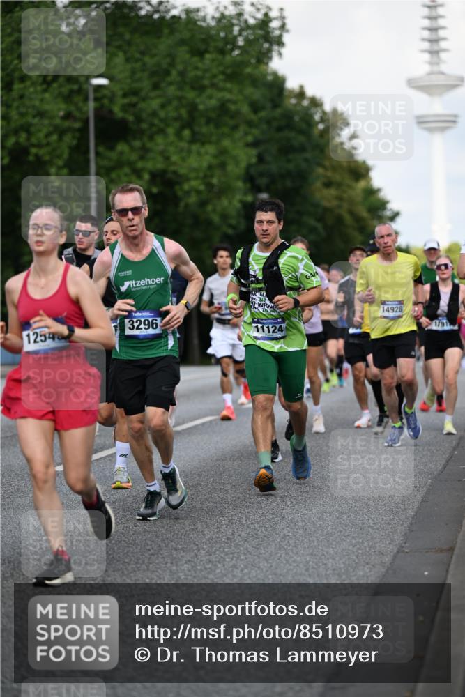 29.06.2025 - hella hamburg halbmarathon Dr. Thomas Lammeyer http://msf.ph/oto/8510973 29.06.2025 10:00:18 Kennedybrücke 1120, 1460, 1499, 1502, 1628, 1877, 2013, 2082, 2083, 2953, 2996, 3256, 3426, 4065, 4077, 4377, 4404, 4635, 4711, 4967, 5482, 5600, 5978, 6286, 6309, 6511, 6512, 6561, 6562, 7178, 7383, 7475, 7583, 7943, 8261, 8335, 8921, 9497, 9537, 9597, 9638, 9695, 9793, 10508, 10891, 11018, 11124, 11231 meine-sportfotos.de