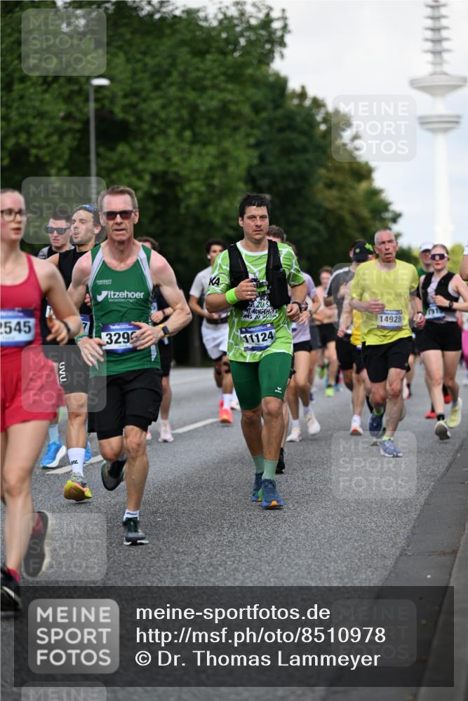 29.06.2025 - hella hamburg halbmarathon Dr. Thomas Lammeyer http://msf.ph/oto/8510978 29.06.2025 10:00:18 Kennedybrücke 1120, 1460, 1499, 1502, 1628, 1877, 2013, 2082, 2083, 2953, 2996, 3256, 3426, 4065, 4077, 4377, 4404, 4635, 4711, 4967, 5482, 5600, 5978, 6286, 6309, 6511, 6512, 6561, 6562, 7178, 7383, 7475, 7583, 7943, 8261, 8335, 8921, 9497, 9537, 9597, 9638, 9695, 9793, 10508, 10891, 11018, 11124, 11231 meine-sportfotos.de