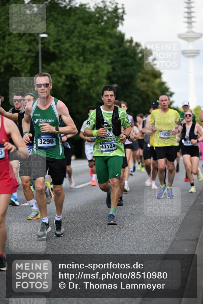 29.06.2025 - hella hamburg halbmarathon Dr. Thomas Lammeyer http://msf.ph/oto/8510980 29.06.2025 10:00:18 Kennedybrücke 1120, 1460, 1499, 1502, 1628, 1877, 2013, 2082, 2083, 2953, 2996, 3256, 3426, 4065, 4077, 4377, 4404, 4635, 4711, 4967, 5482, 5600, 5978, 6286, 6309, 6511, 6512, 6561, 6562, 7178, 7383, 7475, 7583, 7943, 8261, 8335, 8921, 9497, 9537, 9597, 9638, 9695, 9793, 10508, 10891, 11018, 11124, 11231 meine-sportfotos.de