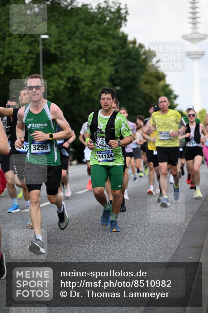 29.06.2025 - hella hamburg halbmarathon Dr. Thomas Lammeyer http://msf.ph/oto/8510982 29.06.2025 10:00:19 Kennedybrücke 1120, 1460, 1499, 1502, 1628, 1877, 2013, 2082, 2083, 2953, 2996, 3256, 3426, 4065, 4077, 4377, 4404, 4635, 4711, 4967, 5482, 5600, 5978, 6286, 6309, 6377, 6511, 6512, 6561, 6562, 7178, 7383, 7475, 7583, 7943, 8261, 8335, 8572, 8921, 9082, 9497, 9537, 9597, 9638, 9695, 9793, 10508, 10891, 11018, 11124, 11231 meine-sportfotos.de