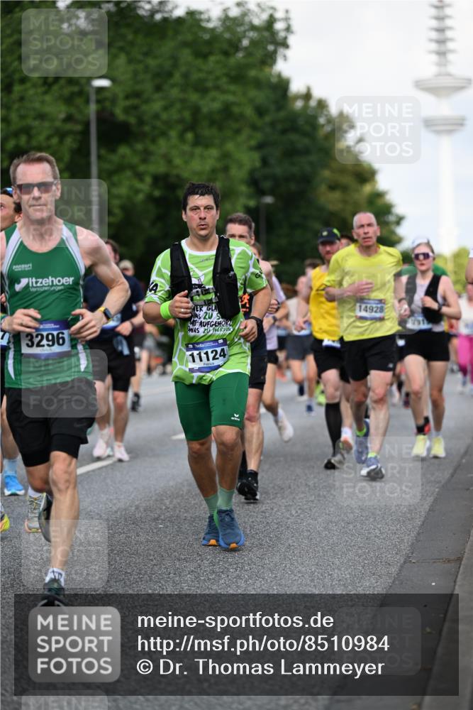 29.06.2025 - hella hamburg halbmarathon Dr. Thomas Lammeyer http://msf.ph/oto/8510984 29.06.2025 10:00:19 Kennedybrücke 1120, 1460, 1499, 1502, 1628, 1877, 2013, 2082, 2083, 2953, 2996, 3256, 3426, 4065, 4077, 4377, 4404, 4635, 4711, 4967, 5482, 5600, 5978, 6286, 6309, 6377, 6511, 6512, 6561, 6562, 7178, 7383, 7475, 7583, 7943, 8261, 8335, 8572, 8921, 9082, 9497, 9537, 9597, 9638, 9695, 9793, 10508, 10891, 11018, 11124, 11231 meine-sportfotos.de