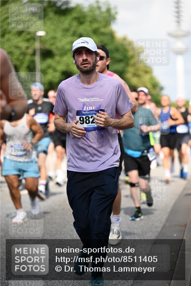 29.06.2025 - hella hamburg halbmarathon Dr. Thomas Lammeyer http://msf.ph/oto/8511405 29.06.2025 10:00:46 Kennedybrücke 1381, 1460, 1496, 1537, 1833, 2074, 2082, 2111, 2208, 2340, 2378, 2396, 2771, 2839, 2869, 2878, 3310, 3426, 3575, 3652, 3791, 4770, 4833, 4897, 4967, 5169, 5194, 5319, 5839, 6309, 6377, 6561, 6562, 7177, 8112, 8313, 8361, 8514, 8572, 8587, 8618, 8651, 8661, 8710, 8813, 8863, 8930, 8996, 9082, 9497, 9752, 9820, 9876, 9985, 10189, 10371, 10859, 11018, 11184, 11429 meine-sportfotos.de