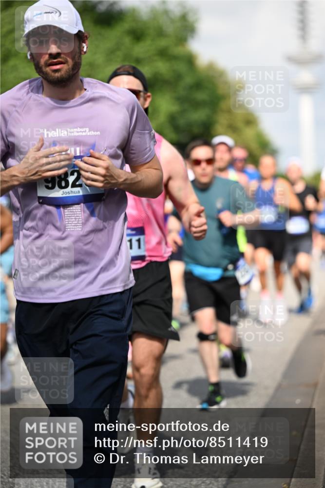 29.06.2025 - hella hamburg halbmarathon Dr. Thomas Lammeyer http://msf.ph/oto/8511419 29.06.2025 10:00:46 Kennedybrücke 1381, 1460, 1496, 1537, 1833, 2074, 2082, 2111, 2208, 2340, 2378, 2396, 2771, 2839, 2869, 2878, 3310, 3426, 3575, 3652, 3791, 4770, 4833, 4897, 4967, 5169, 5194, 5319, 5839, 6309, 6377, 6561, 6562, 7177, 8112, 8313, 8361, 8514, 8572, 8587, 8618, 8651, 8661, 8710, 8813, 8863, 8930, 8996, 9082, 9497, 9752, 9820, 9876, 9985, 10189, 10371, 10859, 11018, 11184, 11429 meine-sportfotos.de