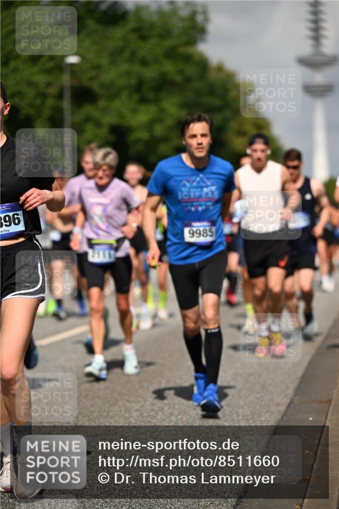 29.06.2025 - hella hamburg halbmarathon Dr. Thomas Lammeyer http://msf.ph/oto/8511660 29.06.2025 10:00:56 Kennedybrücke 1086, 1381, 1537, 1833, 2074, 2111, 2340, 2378, 2396, 2595, 2814, 2839, 2869, 2878, 3103, 3575, 3652, 3791, 4299, 4558, 4726, 4770, 4897, 5013, 5018, 5194, 5319, 5839, 6033, 6125, 6631, 7177, 7918, 8112, 8313, 8618, 8651, 8661, 8710, 8813, 8863, 8930, 8968, 9060, 9246, 9820, 9876, 9985, 10040, 10189, 10549, 10667, 10859, 10896, 11184, 11339, 11429 meine-sportfotos.de