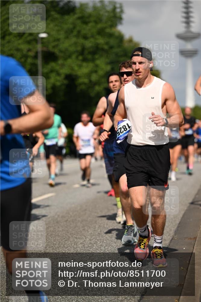 29.06.2025 - hella hamburg halbmarathon Dr. Thomas Lammeyer http://msf.ph/oto/8511700 29.06.2025 10:00:58 Kennedybrücke 1086, 1381, 1442, 1833, 2074, 2111, 2378, 2396, 2595, 2814, 2839, 2869, 2878, 3103, 3575, 3652, 3791, 4299, 4558, 4726, 4770, 4897, 5013, 5018, 5024, 5194, 5319, 5744, 5839, 6033, 6125, 6631, 7177, 7918, 8112, 8313, 8618, 8651, 8661, 8710, 8813, 8863, 8930, 8968, 9060, 9246, 9316, 9820, 9876, 9985, 10040, 10189, 10549, 10667, 10859, 10896, 11184, 11339, 11429 meine-sportfotos.de