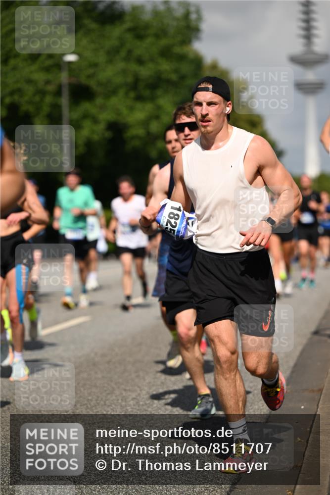 29.06.2025 - hella hamburg halbmarathon Dr. Thomas Lammeyer http://msf.ph/oto/8511707 29.06.2025 10:00:58 Kennedybrücke 1086, 1381, 1442, 1833, 2074, 2111, 2378, 2396, 2595, 2814, 2839, 2869, 2878, 3103, 3575, 3652, 3791, 4299, 4558, 4726, 4770, 4897, 5013, 5018, 5024, 5194, 5319, 5744, 5839, 6033, 6125, 6631, 7177, 7918, 8112, 8313, 8618, 8651, 8661, 8710, 8813, 8863, 8930, 8968, 9060, 9246, 9316, 9820, 9876, 9985, 10040, 10189, 10549, 10667, 10859, 10896, 11184, 11339, 11429 meine-sportfotos.de