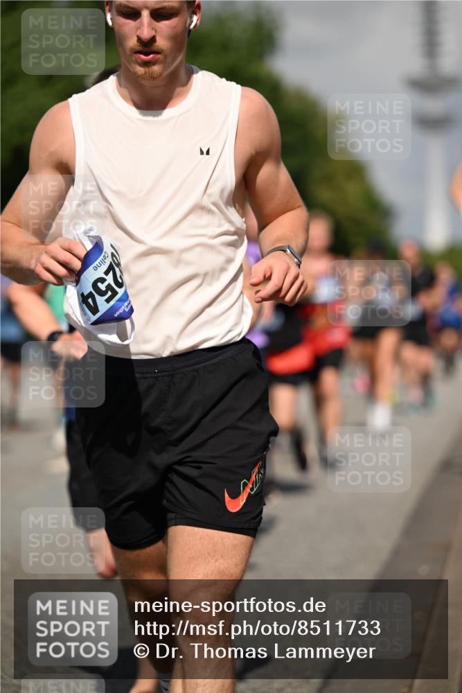 29.06.2025 - hella hamburg halbmarathon Dr. Thomas Lammeyer http://msf.ph/oto/8511733 29.06.2025 10:01:00 Kennedybrücke 1086, 1381, 1442, 1833, 2074, 2111, 2378, 2396, 2595, 2814, 2839, 2869, 3103, 3575, 3652, 3791, 4261, 4299, 4558, 4726, 4770, 4897, 5013, 5018, 5024, 5194, 5319, 5744, 5839, 6033, 6125, 6631, 6762, 6795, 7177, 7918, 8112, 8313, 8447, 8618, 8651, 8661, 8710, 8813, 8863, 8930, 8968, 9060, 9246, 9316, 9876, 9985, 10040, 10189, 10549, 10667, 10859, 10896, 11184, 11339, 11429 meine-sportfotos.de
