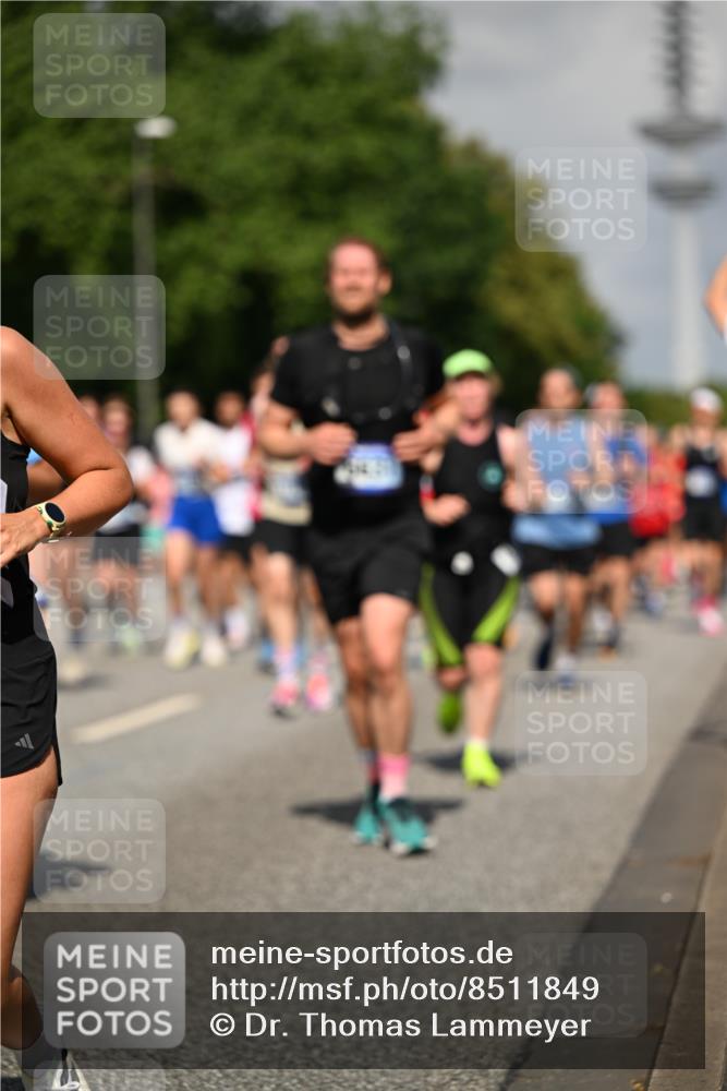 29.06.2025 - hella hamburg halbmarathon Dr. Thomas Lammeyer http://msf.ph/oto/8511849 29.06.2025 10:01:04 Kennedybrücke 1086, 1327, 1381, 1442, 1833, 2074, 2111, 2119, 2595, 2814, 2855, 3093, 3103, 3575, 3652, 3791, 4261, 4299, 4558, 4726, 4770, 4897, 5013, 5018, 5024, 5319, 5744, 6033, 6125, 6631, 6762, 6795, 7177, 7259, 7397, 7918, 8447, 8651, 8813, 8930, 8968, 9060, 9246, 9316, 9876, 9985, 10040, 10133, 10191, 10192, 10549, 10667, 10896, 11184, 11339 meine-sportfotos.de