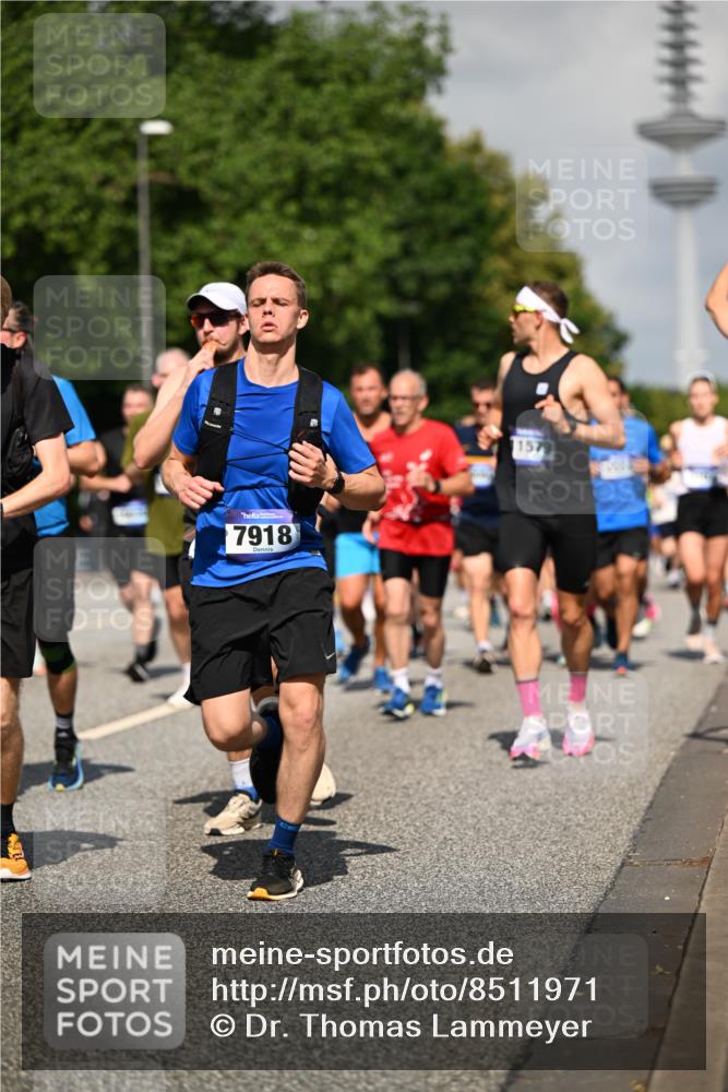 29.06.2025 - hella hamburg halbmarathon Dr. Thomas Lammeyer http://msf.ph/oto/8511971 29.06.2025 10:01:09 Kennedybrücke 1030, 1086, 1327, 1442, 2025, 2111, 2119, 2595, 2814, 2855, 3093, 3103, 3652, 3791, 4261, 4299, 4558, 4726, 4770, 4897, 5013, 5018, 5021, 5024, 5319, 5744, 5820, 6033, 6125, 6631, 6720, 6762, 6795, 6942, 7177, 7259, 7397, 7918, 7930, 7932, 8413, 8447, 8651, 8813, 8930, 8968, 9060, 9246, 9316, 9791, 9985, 10040, 10133, 10191, 10192, 10215, 10549, 10667, 10896, 11184, 11339 meine-sportfotos.de