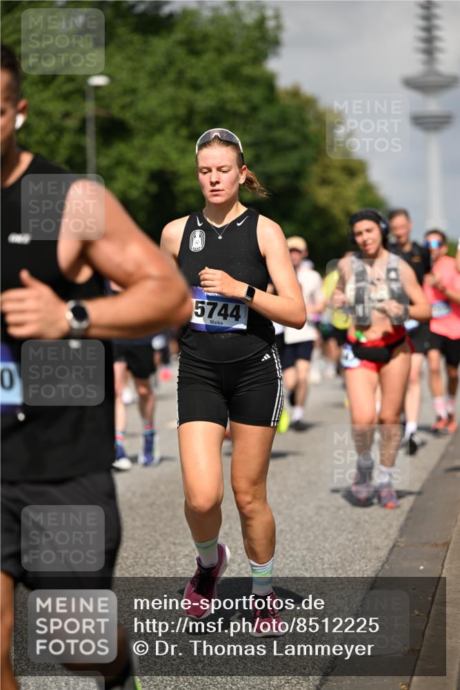 29.06.2025 - hella hamburg halbmarathon Dr. Thomas Lammeyer http://msf.ph/oto/8512225 29.06.2025 10:01:16 Kennedybrücke 1030, 1086, 1094, 1327, 1442, 2025, 2119, 2138, 2444, 2595, 2814, 2855, 3048, 3093, 3096, 3103, 3698, 3999, 4261, 4299, 4558, 4726, 5013, 5018, 5021, 5024, 5319, 5744, 5820, 5907, 6033, 6125, 6374, 6631, 6720, 6762, 6795, 6942, 7177, 7221, 7259, 7397, 7918, 7930, 7932, 8172, 8413, 8447, 8968, 9060, 9246, 9316, 9739, 9791, 9994, 10040, 10133, 10191, 10192, 10215, 10368, 10376, 10549, 10667, 10896, 11143, 11339, 11430 meine-sportfotos.de