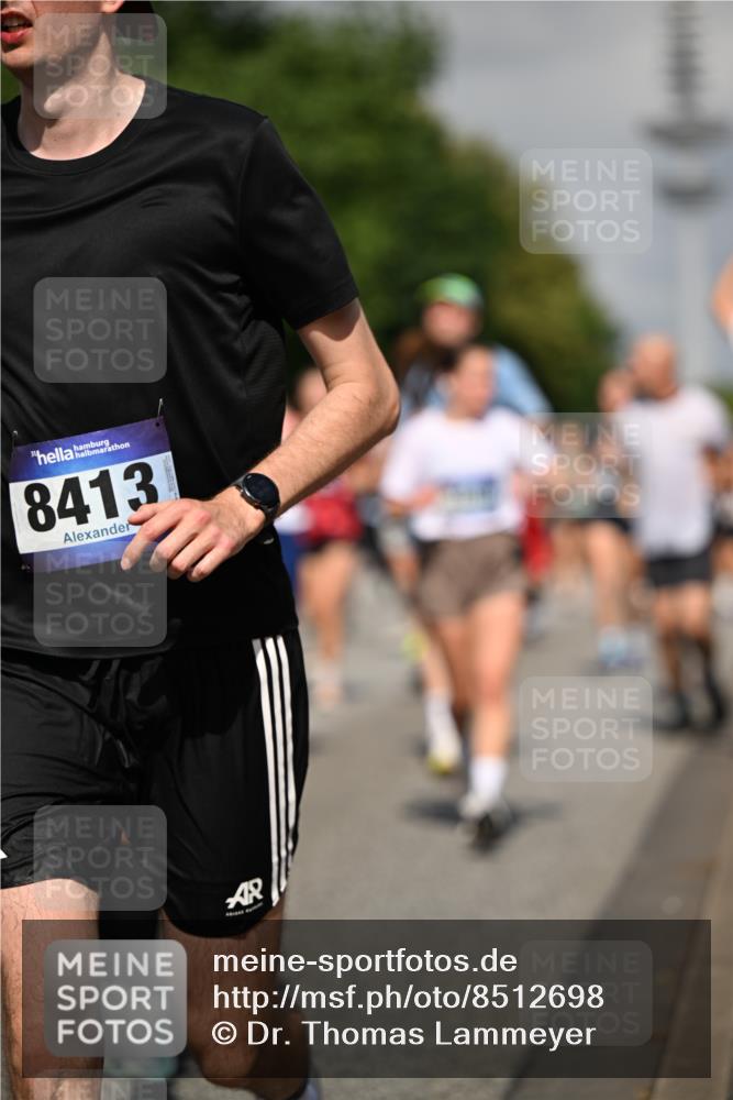29.06.2025 - hella hamburg halbmarathon Dr. Thomas Lammeyer http://msf.ph/oto/8512698 29.06.2025 10:01:28 Kennedybrücke 1030, 1094, 1193, 1320, 1321, 1327, 1422, 1442, 2025, 2119, 2138, 2252, 2444, 2855, 2946, 3048, 3058, 3093, 3096, 3698, 3999, 4261, 4379, 5021, 5024, 5032, 5633, 5744, 5820, 5907, 6374, 6569, 6628, 6720, 6762, 6776, 6795, 6942, 7134, 7221, 7259, 7397, 7478, 7742, 7930, 7932, 7952, 7973, 8172, 8413, 8447, 8973, 9214, 9227, 9739, 9791, 9994, 10133, 10191, 10192, 10215, 10368, 10376, 10860, 11143, 11430 meine-sportfotos.de