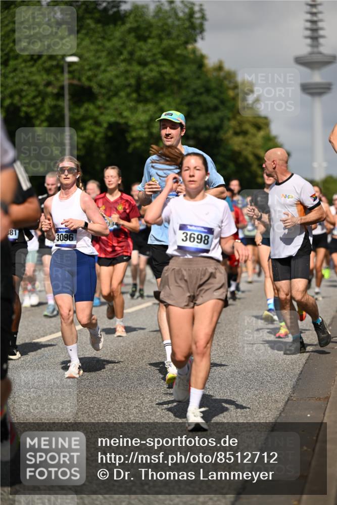 29.06.2025 - hella hamburg halbmarathon Dr. Thomas Lammeyer http://msf.ph/oto/8512712 29.06.2025 10:01:29 Kennedybrücke 1030, 1094, 1193, 1320, 1321, 1327, 1422, 2025, 2119, 2138, 2252, 2444, 2855, 2946, 3048, 3058, 3093, 3096, 3698, 3999, 4261, 4379, 5021, 5032, 5633, 5820, 5907, 6374, 6569, 6628, 6720, 6762, 6776, 6795, 6942, 7134, 7221, 7259, 7397, 7478, 7742, 7930, 7932, 7952, 7973, 8172, 8413, 8447, 8973, 9214, 9227, 9739, 9791, 9994, 10133, 10191, 10192, 10215, 10368, 10376, 10860, 11143, 11430 meine-sportfotos.de