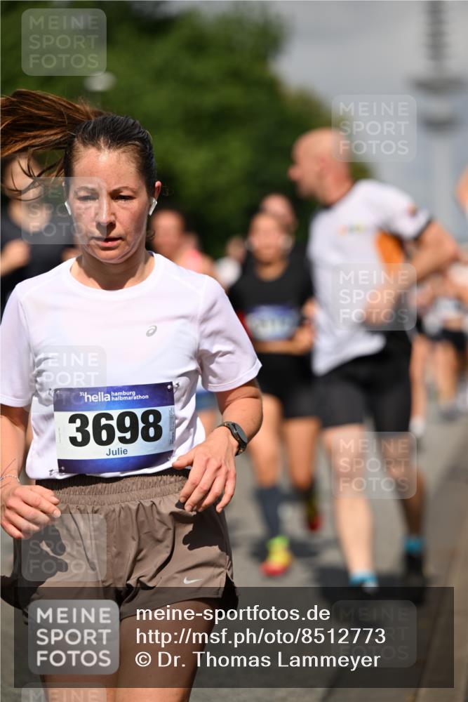 29.06.2025 - hella hamburg halbmarathon Dr. Thomas Lammeyer http://msf.ph/oto/8512773 29.06.2025 10:01:31 Kennedybrücke 1030, 1094, 1193, 1320, 1321, 1327, 1422, 1870, 2025, 2119, 2138, 2252, 2397, 2444, 2855, 2946, 3048, 3058, 3093, 3096, 3698, 3999, 4379, 5021, 5032, 5633, 5820, 5907, 6374, 6569, 6628, 6720, 6776, 6942, 7134, 7221, 7259, 7397, 7478, 7594, 7742, 7930, 7932, 7952, 7973, 8172, 8176, 8413, 8973, 9214, 9227, 9739, 9791, 9994, 10133, 10191, 10192, 10215, 10368, 10376, 10860, 11143, 11430 meine-sportfotos.de
