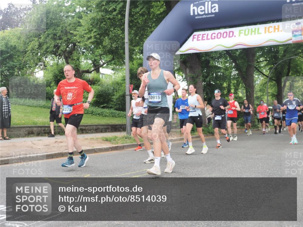 29.06.2025 - hella hamburg halbmarathon KatJ http://msf.ph/oto/8514039 29.06.2025 10:45:57 Zwischen KM18-KM19 1285, 2006, 2957 meine-sportfotos.de
