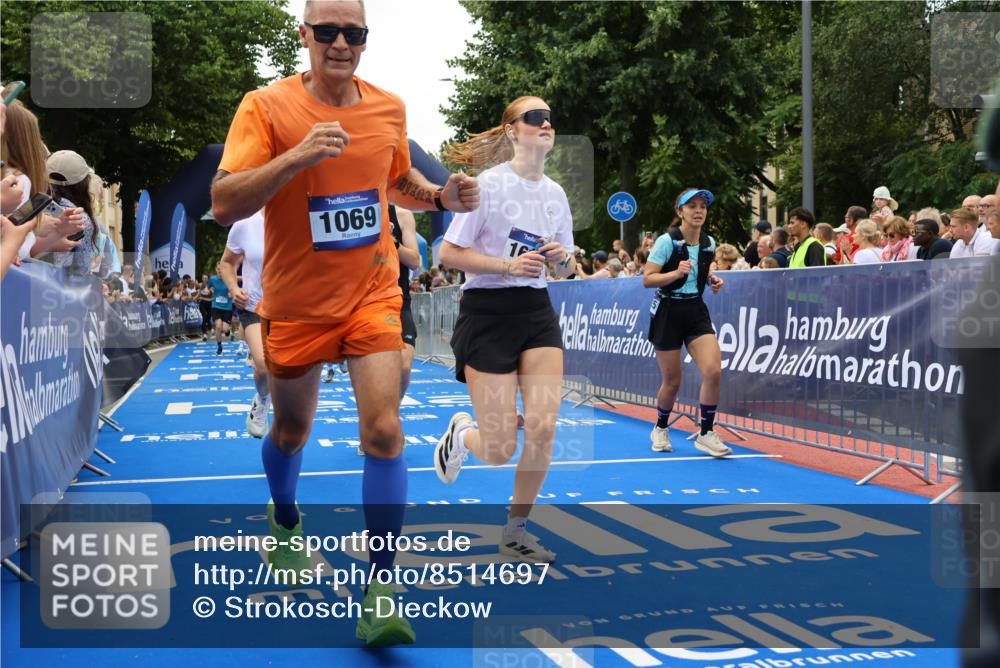 29.06.2025 - hella hamburg halbmarathon Strokosch-Dieckow http://msf.ph/oto/8514697 29.06.2025 11:21:12 Ziel 1028, 1069, 1268, 1403, 2923, 4358, 4585, 6475, 6608, 7345, 7925, 8113, 8215, 8427, 9100, 9252, 9624, 10019, 10816, 10856, 11145, 11425, 11967, 12025, 12100, 12265, 12427, 13114, 13881, 14597, 14980, 16106, 16951, 16952, 17613, 17657, 18629, 19220 meine-sportfotos.de