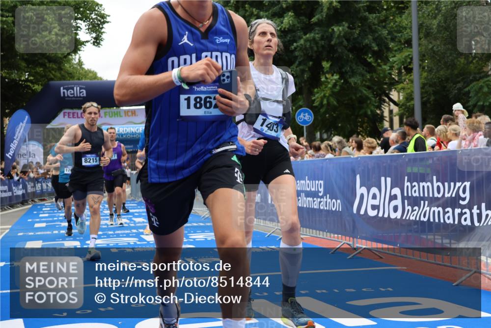 29.06.2025 - hella hamburg halbmarathon Strokosch-Dieckow http://msf.ph/oto/8514844 29.06.2025 11:21:16 Ziel 1028, 1069, 1403, 3735, 4585, 6475, 7345, 8113, 8215, 8427, 9100, 9624, 10019, 10816, 10856, 11145, 11425, 11967, 12025, 12100, 12265, 13114, 13881, 14597, 16106, 16951, 16952, 17613, 17657, 18629, 19220 meine-sportfotos.de