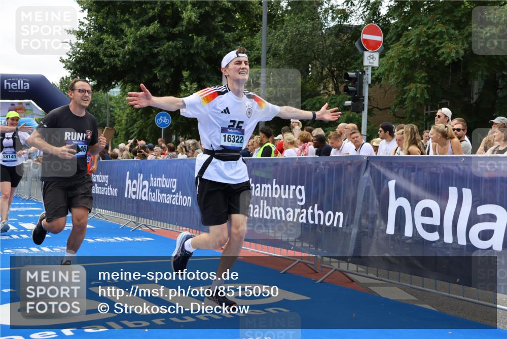 29.06.2025 - hella hamburg halbmarathon Strokosch-Dieckow http://msf.ph/oto/8515050 29.06.2025 11:21:24 Ziel 2009, 3735, 4046, 5323, 7011, 8427, 10816, 10856, 10946, 11145, 11967, 14205, 16322, 17657, 18141, 18155, 18677 meine-sportfotos.de