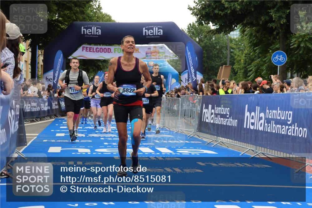29.06.2025 - hella hamburg halbmarathon Strokosch-Dieckow http://msf.ph/oto/8515081 29.06.2025 11:18:15 Ziel 2096, 3026, 4190, 4266, 6637, 7214, 7744, 8554, 9652, 10035, 10332, 10609, 12006, 12007, 13605, 13660, 16792, 16828 meine-sportfotos.de