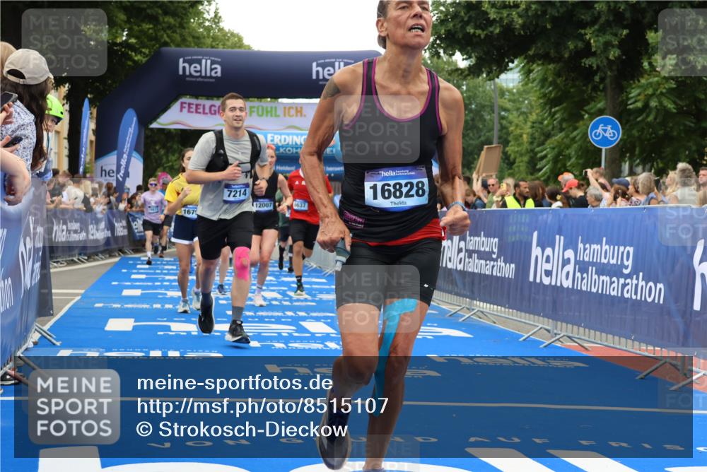 29.06.2025 - hella hamburg halbmarathon Strokosch-Dieckow http://msf.ph/oto/8515107 29.06.2025 11:18:16 Ziel 2096, 3026, 4190, 4266, 6637, 7214, 7744, 8554, 9652, 9705, 10035, 10332, 10609, 12006, 12007, 13605, 13660, 16480, 16611, 16792, 16828 meine-sportfotos.de