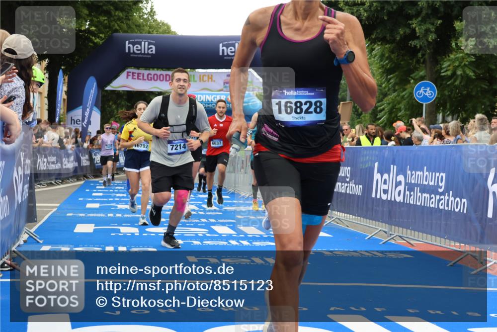 29.06.2025 - hella hamburg halbmarathon Strokosch-Dieckow http://msf.ph/oto/8515123 29.06.2025 11:18:17 Ziel 2096, 3026, 4190, 4266, 6332, 6637, 7214, 7744, 8554, 9652, 9705, 10035, 10332, 10609, 12006, 12007, 13605, 15203, 15322, 15881, 16480, 16611, 16792, 16828, 18582 meine-sportfotos.de