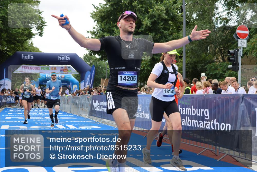 29.06.2025 - hella hamburg halbmarathon Strokosch-Dieckow http://msf.ph/oto/8515233 29.06.2025 11:21:26 Ziel 2009, 3735, 4046, 5023, 5323, 7011, 8427, 10946, 14205, 16322, 18141, 18155, 18677 meine-sportfotos.de