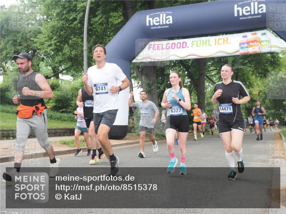 29.06.2025 - hella hamburg halbmarathon KatJ http://msf.ph/oto/8515378 29.06.2025 10:46:45 Zwischen KM18-KM19 2426, 3780, 6327 meine-sportfotos.de