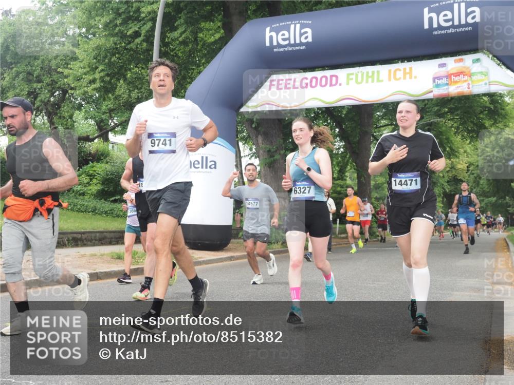 29.06.2025 - hella hamburg halbmarathon KatJ http://msf.ph/oto/8515382 29.06.2025 10:46:46 Zwischen KM18-KM19 2426, 3780, 6327 meine-sportfotos.de