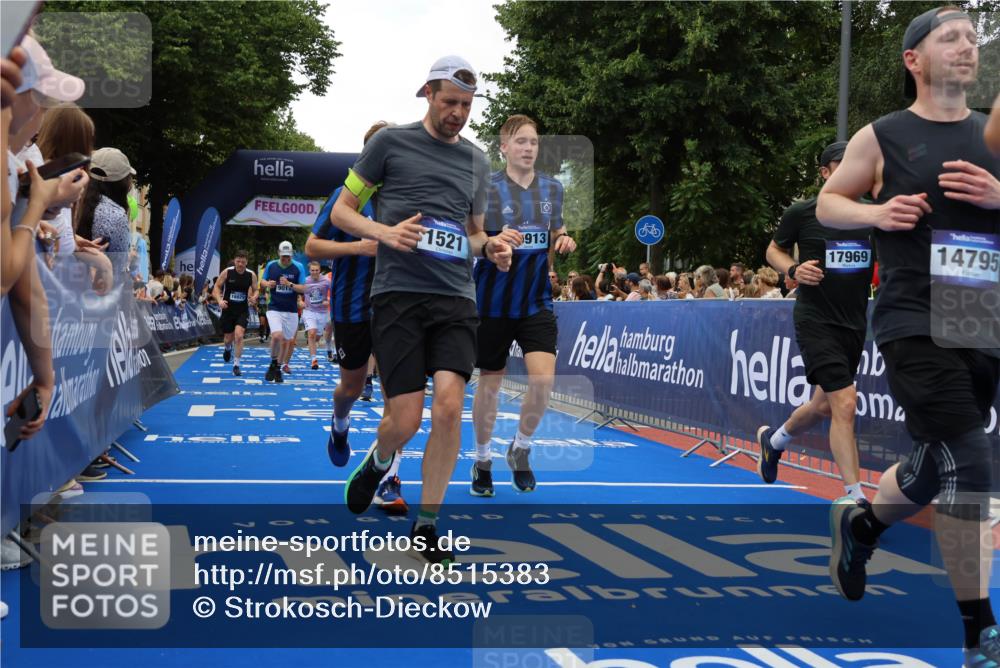 29.06.2025 - hella hamburg halbmarathon Strokosch-Dieckow http://msf.ph/oto/8515383 29.06.2025 11:18:41 Ziel 1015, 1521, 2094, 2908, 4170, 5098, 9005, 9011, 9549, 12031, 12056, 12347, 13235, 13393, 14736, 14795, 15913, 16016, 16199, 16829, 17456, 17719, 17969, 18217, 18648 meine-sportfotos.de