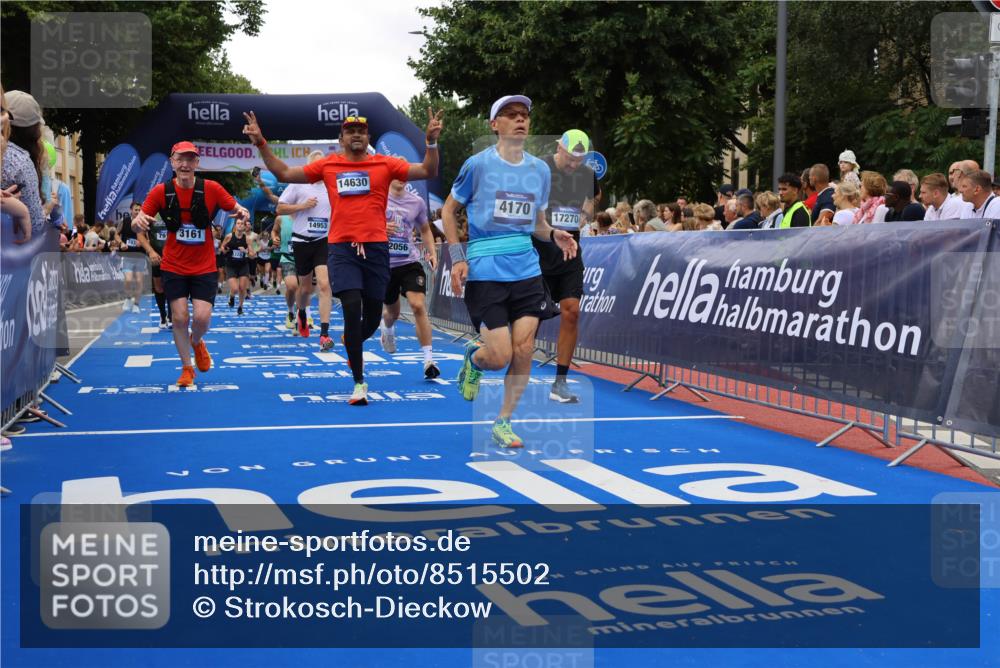 29.06.2025 - hella hamburg halbmarathon Strokosch-Dieckow http://msf.ph/oto/8515502 29.06.2025 11:18:48 Ziel 1015, 1521, 1936, 2094, 2471, 3161, 4170, 4539, 5937, 6328, 7882, 7883, 7913, 9005, 9011, 9549, 12031, 12056, 13013, 14630, 14953, 15913, 15942, 16829, 17456, 17719, 17969, 18648 meine-sportfotos.de