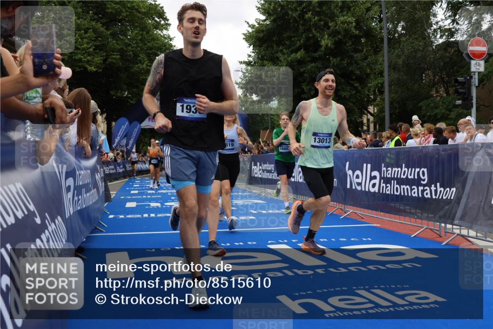 29.06.2025 - hella hamburg halbmarathon Strokosch-Dieckow http://msf.ph/oto/8515610 29.06.2025 11:18:56 Ziel 1046, 1936, 2471, 3161, 4539, 5937, 6328, 7019, 7882, 7883, 7913, 10414, 12548, 12552, 13013, 13933, 14630, 14819, 14824, 14953, 15014, 15393, 15942, 16809, 17270, 18697 meine-sportfotos.de