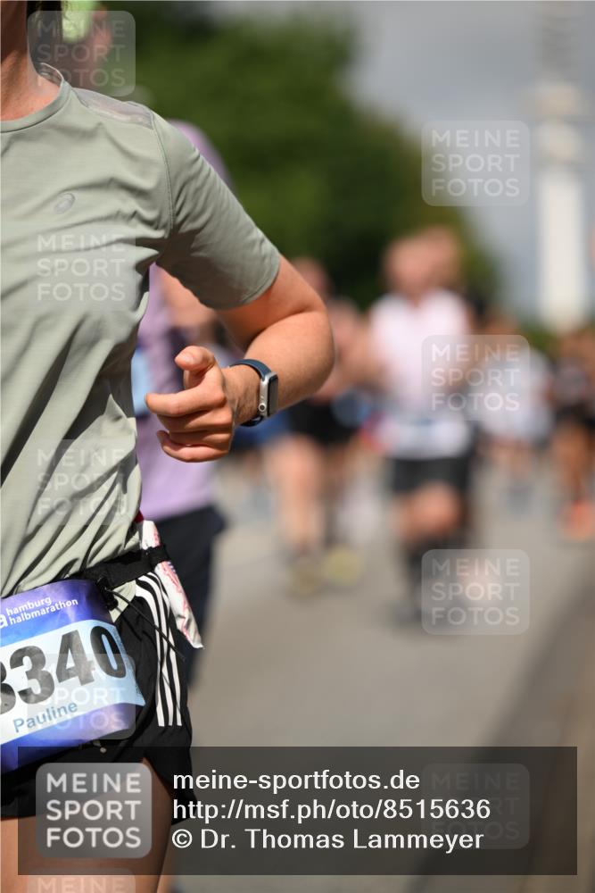 29.06.2025 - hella hamburg halbmarathon Dr. Thomas Lammeyer http://msf.ph/oto/8515636 29.06.2025 10:02:58 Kennedybrücke 1190, 1366, 1485, 1506, 1715, 1719, 1946, 1951, 1972, 2741, 2840, 2907, 2911, 3037, 3091, 3097, 3715, 4839, 5084, 5391, 5492, 5866, 6390, 6399, 6585, 6629, 7082, 7129, 7130, 7232, 7716, 7864, 8068, 8154, 8322, 8639, 8721, 8772, 8798, 9655, 9727, 9884, 10266, 10488, 11068, 11212 meine-sportfotos.de