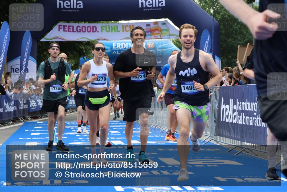 29.06.2025 - hella hamburg halbmarathon Strokosch-Dieckow http://msf.ph/oto/8515659 29.06.2025 11:21:35 Ziel 2918, 4046, 5023, 5323, 7649, 8079, 9647, 10659, 12239, 14023, 14079, 14246, 14294, 14950, 17367, 18155, 18234, 18279, 18677 meine-sportfotos.de