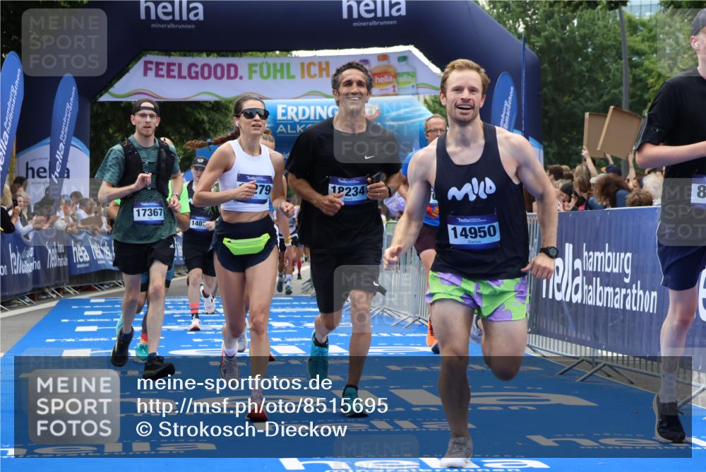 29.06.2025 - hella hamburg halbmarathon Strokosch-Dieckow http://msf.ph/oto/8515695 29.06.2025 11:21:36 Ziel 2918, 4046, 5023, 5323, 6214, 7649, 8079, 9647, 10659, 12239, 14023, 14079, 14246, 14294, 14950, 17367, 18234, 18279 meine-sportfotos.de