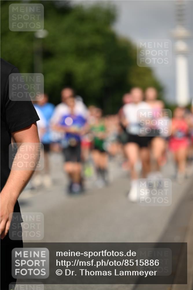 29.06.2025 - hella hamburg halbmarathon Dr. Thomas Lammeyer http://msf.ph/oto/8515886 29.06.2025 10:03:07 Kennedybrücke 1190, 1366, 1485, 1506, 1715, 1719, 1972, 2630, 2741, 2907, 2911, 3037, 3715, 4467, 4839, 5391, 5457, 5458, 5465, 5492, 5866, 6390, 6399, 6416, 6585, 7129, 7130, 7395, 7833, 7864, 8154, 8322, 8509, 8721, 8772, 8798, 9142, 9655, 9884, 9922, 10266, 10488, 11041, 11068 meine-sportfotos.de