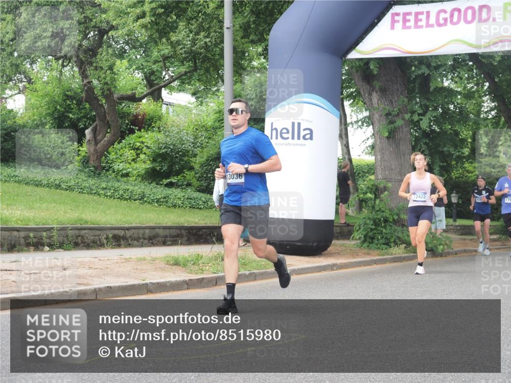 29.06.2025 - hella hamburg halbmarathon KatJ http://msf.ph/oto/8515980 29.06.2025 10:47:12 Zwischen KM18-KM19 5272, 8749 meine-sportfotos.de