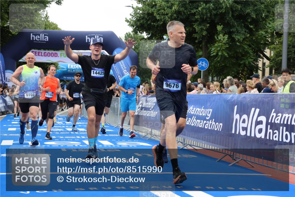 29.06.2025 - hella hamburg halbmarathon Strokosch-Dieckow http://msf.ph/oto/8515990 29.06.2025 11:19:24 Ziel 1958, 2353, 2812, 3202, 4738, 7097, 7739, 8665, 9169, 9676, 10124, 10125, 10129, 10314, 10317, 10585, 10620, 12541, 12683, 12703, 13002, 13365, 14223, 14425, 14646, 14809, 15283, 17162, 17422, 17454, 18039, 18305, 18777, 19010 meine-sportfotos.de