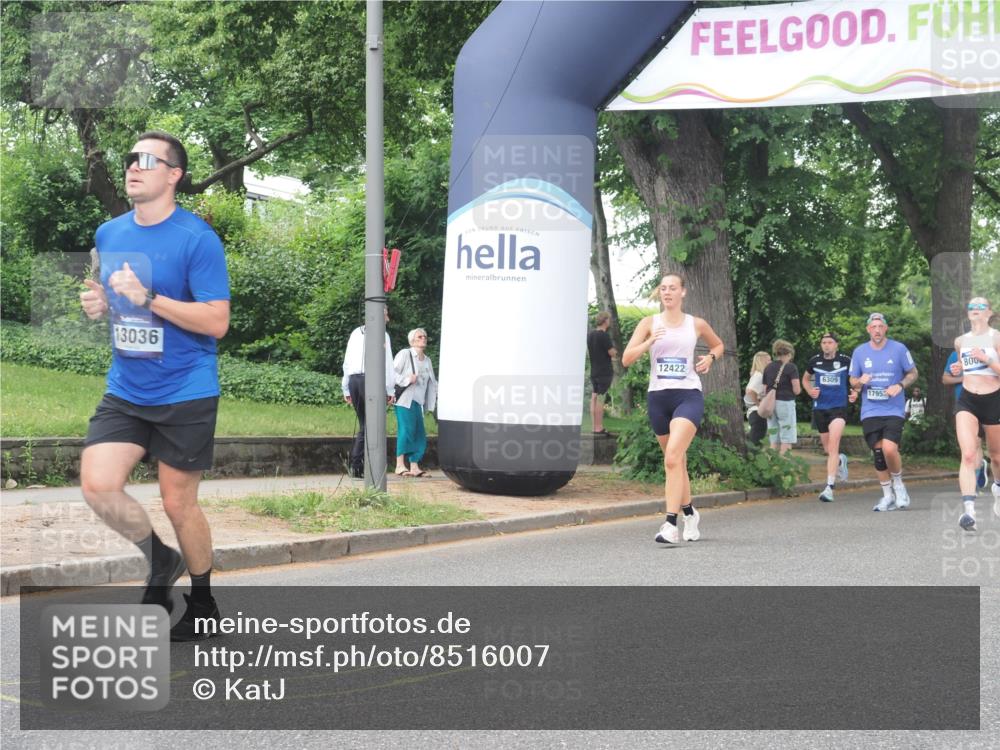 29.06.2025 - hella hamburg halbmarathon KatJ http://msf.ph/oto/8516007 29.06.2025 10:47:12 Zwischen KM18-KM19 5272, 8749 meine-sportfotos.de