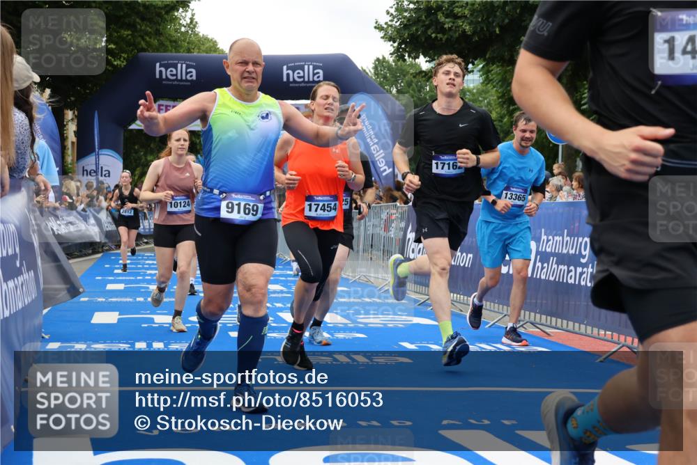 29.06.2025 - hella hamburg halbmarathon Strokosch-Dieckow http://msf.ph/oto/8516053 29.06.2025 11:19:26 Ziel 1958, 2353, 2812, 3202, 4738, 7069, 7097, 7739, 9169, 9676, 10124, 10125, 10129, 10585, 10620, 12703, 13002, 13365, 14223, 14425, 14646, 14809, 15283, 15637, 17162, 17422, 17454, 18039, 18305, 18777, 19010 meine-sportfotos.de
