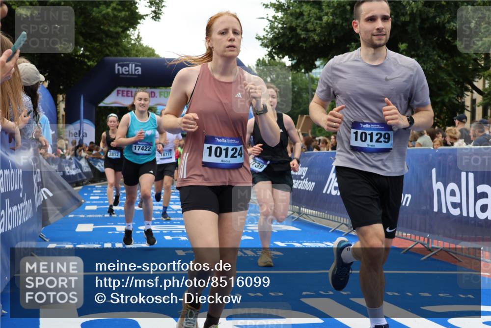 29.06.2025 - hella hamburg halbmarathon Strokosch-Dieckow http://msf.ph/oto/8516099 29.06.2025 11:19:28 Ziel 1958, 2353, 2812, 3202, 3450, 4738, 5995, 7069, 7097, 7739, 9169, 9676, 10124, 10125, 10129, 10585, 12703, 13002, 13365, 13594, 14223, 14425, 14809, 15283, 15388, 15637, 17162, 17422, 17454, 18305, 18777, 19010 meine-sportfotos.de