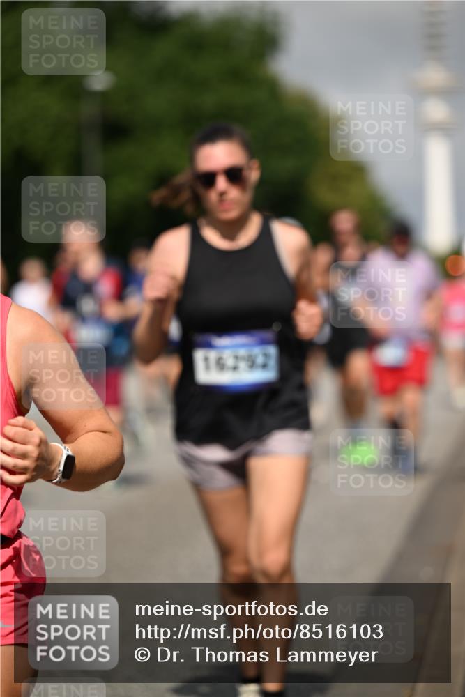 29.06.2025 - hella hamburg halbmarathon Dr. Thomas Lammeyer http://msf.ph/oto/8516103 29.06.2025 10:03:13 Kennedybrücke 1366, 1506, 1715, 1719, 1914, 1972, 2630, 2741, 2911, 4120, 4426, 4467, 4839, 5391, 5457, 5458, 5465, 5492, 5866, 6390, 6399, 6416, 6585, 7129, 7130, 7395, 7833, 7864, 8154, 8509, 8542, 8652, 8772, 9142, 9655, 9884, 9903, 9922, 10266, 10488, 10519, 11041, 11068 meine-sportfotos.de