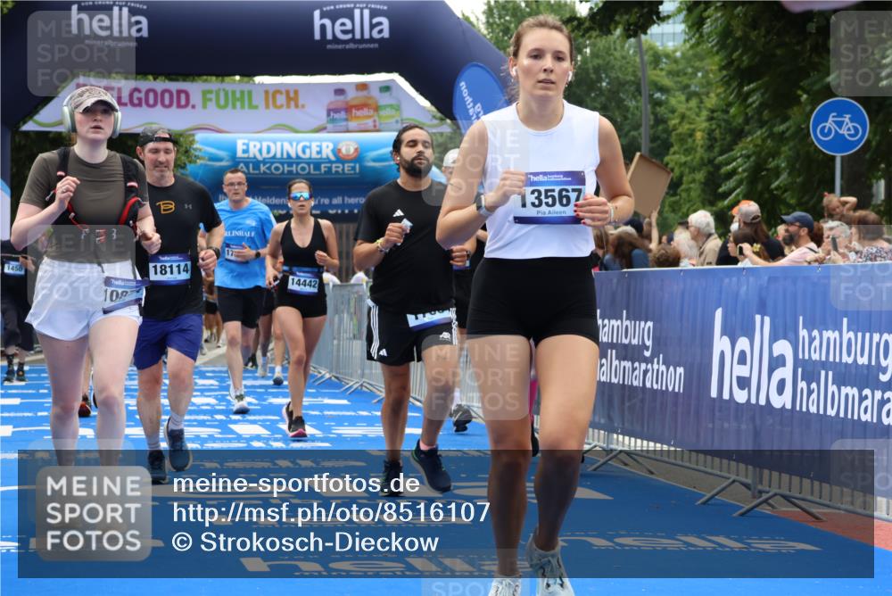 29.06.2025 - hella hamburg halbmarathon Strokosch-Dieckow http://msf.ph/oto/8516107 29.06.2025 11:21:47 Ziel 1598, 1708, 2063, 2436, 2918, 3172, 3482, 3946, 6194, 6214, 9196, 10659, 10874, 13093, 13567, 14079, 14442, 17994, 18114, 18423 meine-sportfotos.de