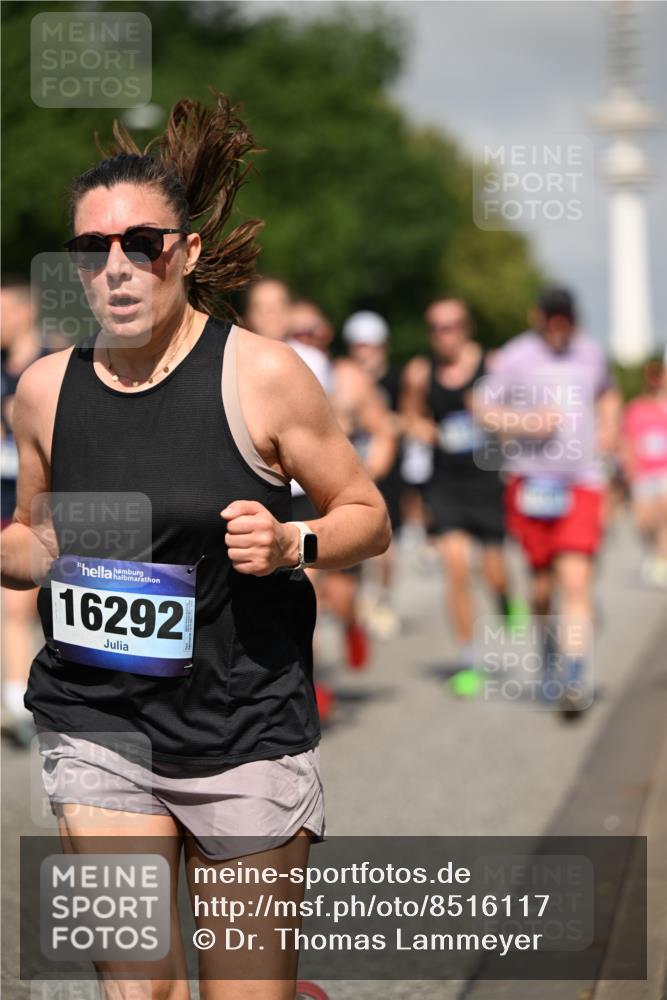 29.06.2025 - hella hamburg halbmarathon Dr. Thomas Lammeyer http://msf.ph/oto/8516117 29.06.2025 10:03:14 Kennedybrücke 1319, 1366, 1506, 1715, 1719, 1914, 2630, 2741, 2911, 4120, 4426, 4467, 4837, 4839, 5391, 5457, 5458, 5465, 5866, 6390, 6416, 6585, 7129, 7130, 7395, 7833, 7864, 8154, 8509, 8542, 8652, 8772, 9142, 9655, 9884, 9903, 9922, 10266, 10488, 10519, 11039, 11041, 11068 meine-sportfotos.de